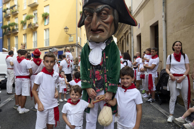 Foto de la salida de la Comparsa de Gigantes y Cabezudos este 10 de julio de San Fermín 2026.