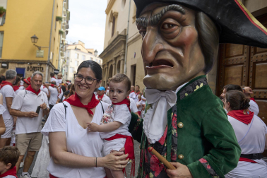 Foto de la salida de la Comparsa de Gigantes y Cabezudos este 10 de julio de San Fermín 2026.