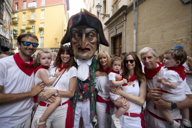 Foto de la salida de la Comparsa de Gigantes y Cabezudos este 10 de julio de San Fermín 2026.