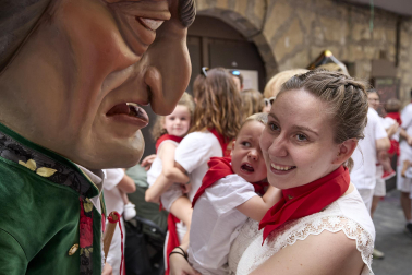 Foto de la salida de la Comparsa de Gigantes y Cabezudos este 10 de julio de San Fermín 2026.