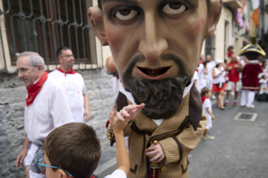 Foto de la salida de la Comparsa de Gigantes y Cabezudos este 10 de julio de San Fermín 2026.