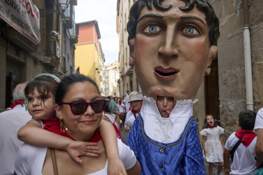 Foto de la salida de la Comparsa de Gigantes y Cabezudos este 10 de julio de San Fermín 2026.
