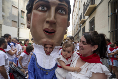 Foto de la salida de la Comparsa de Gigantes y Cabezudos este 10 de julio de San Fermín 2026.