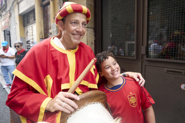 Foto de la salida de la Comparsa de Gigantes y Cabezudos este 10 de julio de San Fermín 2026.