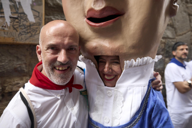 Foto de la salida de la Comparsa de Gigantes y Cabezudos este 10 de julio de San Fermín 2026.
