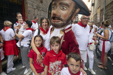 Foto de la salida de la Comparsa de Gigantes y Cabezudos este 10 de julio de San Fermín 2026.