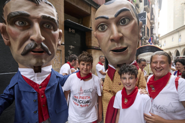 Foto de la salida de la Comparsa de Gigantes y Cabezudos este 10 de julio de San Fermín 2026.