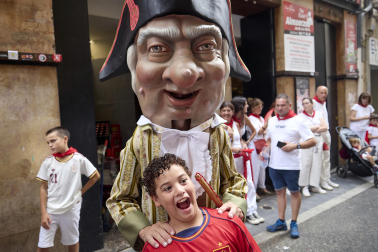 Foto de la salida de la Comparsa de Gigantes y Cabezudos este 10 de julio de San Fermín 2026.