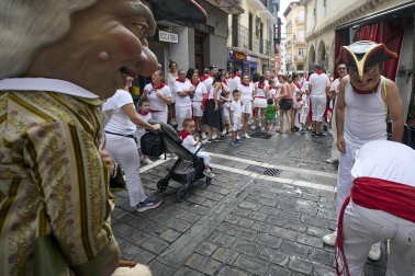 Foto de la salida de la Comparsa de Gigantes y Cabezudos este 10 de julio de San Fermín 2026.