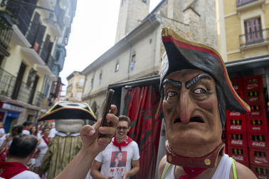 Foto de la salida de la Comparsa de Gigantes y Cabezudos este 10 de julio de San Fermín 2026.