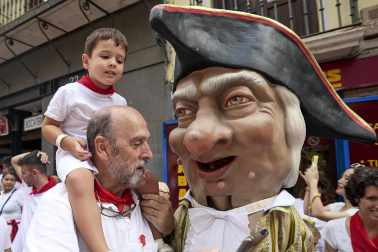 Foto de la salida de la Comparsa de Gigantes y Cabezudos este 10 de julio de San Fermín 2026.