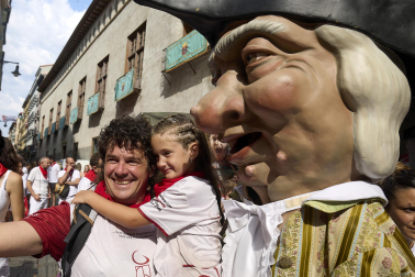 Foto de la salida de la Comparsa de Gigantes y Cabezudos este 10 de julio de San Fermín 2026.