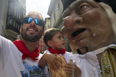 Foto de la salida de la Comparsa de Gigantes y Cabezudos este 10 de julio de San Fermín 2026.