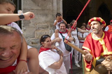 Foto de la salida de la Comparsa de Gigantes y Cabezudos este 10 de julio de San Fermín 2026.