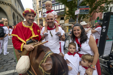 Foto de la salida de la Comparsa de Gigantes y Cabezudos este 10 de julio de San Fermín 2026.