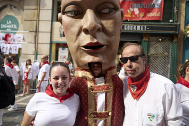 Foto de la salida de la Comparsa de Gigantes y Cabezudos este 10 de julio de San Fermín 2026.