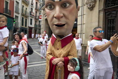 Foto de la salida de la Comparsa de Gigantes y Cabezudos este 10 de julio de San Fermín 2026.