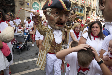Foto de la salida de la Comparsa de Gigantes y Cabezudos este 10 de julio de San Fermín 2026.