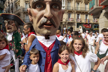 Foto de la salida de la Comparsa de Gigantes y Cabezudos este 10 de julio de San Fermín 2026.