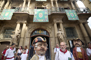 Foto de la salida de la Comparsa de Gigantes y Cabezudos este 10 de julio de San Fermín 2026.