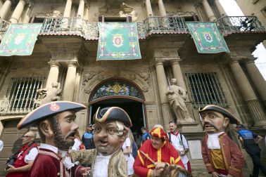 Foto de la salida de la Comparsa de Gigantes y Cabezudos este 10 de julio de San Fermín 2026.