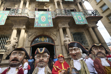 Foto de la salida de la Comparsa de Gigantes y Cabezudos este 10 de julio de San Fermín 2026.