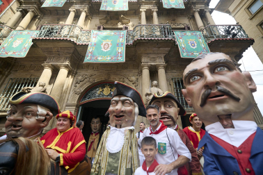 Foto de la salida de la Comparsa de Gigantes y Cabezudos este 10 de julio de San Fermín 2026.