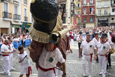 Foto de la salida de la Comparsa de Gigantes y Cabezudos este 10 de julio de San Fermín 2026.