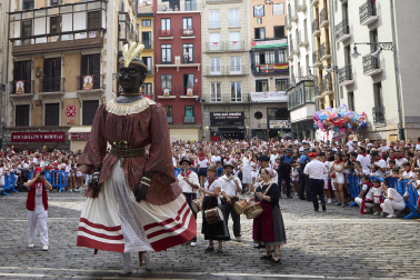 Foto de la salida de la Comparsa de Gigantes y Cabezudos este 10 de julio de San Fermín 2026.