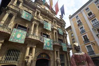 Foto de la salida de la Comparsa de Gigantes y Cabezudos este 10 de julio de San Fermín 2026.