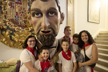 Foto de la salida de la Comparsa de Gigantes y Cabezudos este 10 de julio de San Fermín 2026.