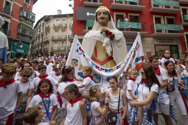 Foto de la salida de la Comparsa de Gigantes y Cabezudos este 10 de julio de San Fermín 2026.