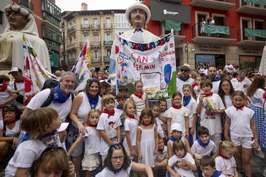 Foto de la salida de la Comparsa de Gigantes y Cabezudos este 10 de julio de San Fermín 2026.