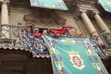 Foto de la salida de la Comparsa de Gigantes y Cabezudos este 10 de julio de San Fermín 2026.