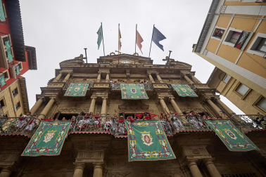 Foto de la salida de la Comparsa de Gigantes y Cabezudos este 10 de julio de San Fermín 2026.
