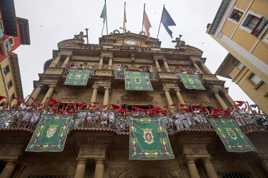 Foto de la salida de la Comparsa de Gigantes y Cabezudos este 10 de julio de San Fermín 2026.