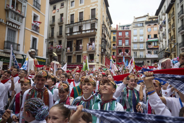 Foto de la salida de la Comparsa de Gigantes y Cabezudos este 10 de julio de San Fermín 2026.