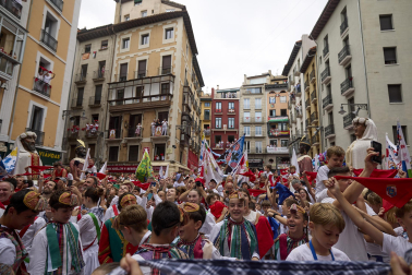 Foto de la salida de la Comparsa de Gigantes y Cabezudos este 10 de julio de San Fermín 2026.