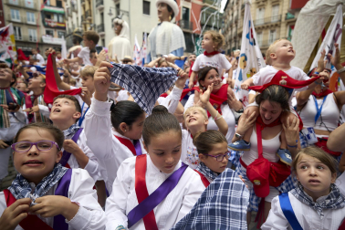 Foto de la salida de la Comparsa de Gigantes y Cabezudos este 10 de julio de San Fermín 2026.
