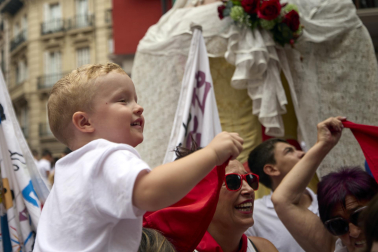 Foto de la salida de la Comparsa de Gigantes y Cabezudos este 10 de julio de San Fermín 2026.