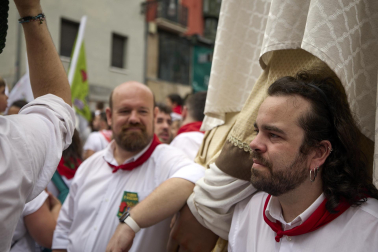 Foto de la salida de la Comparsa de Gigantes y Cabezudos este 10 de julio de San Fermín 2026.
