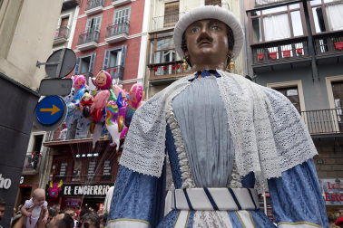 Foto de la salida de la Comparsa de Gigantes y Cabezudos este 10 de julio de San Fermín 2026.