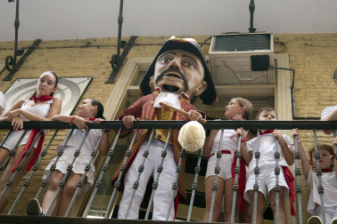 Foto de la salida de la Comparsa de Gigantes y Cabezudos este 10 de julio de San Fermín 2026.