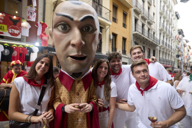 Foto de la salida de la Comparsa de Gigantes y Cabezudos este 10 de julio de San Fermín 2026.