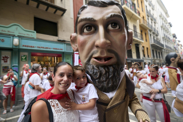 Foto de la salida de la Comparsa de Gigantes y Cabezudos este 10 de julio de San Fermín 2026.