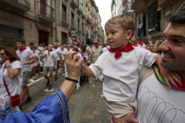 Foto de la salida de la Comparsa de Gigantes y Cabezudos este 10 de julio de San Fermín 2026.