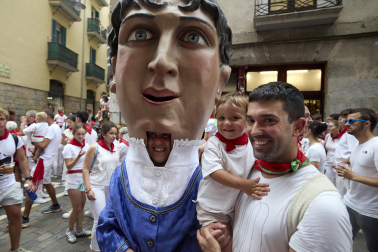 Foto de la salida de la Comparsa de Gigantes y Cabezudos este 10 de julio de San Fermín 2026.
