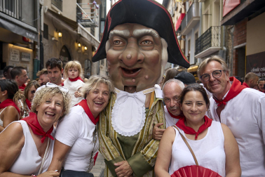 Foto de la salida de la Comparsa de Gigantes y Cabezudos este 10 de julio de San Fermín 2026.