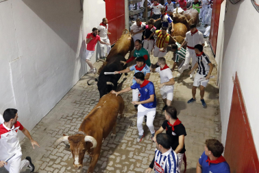 Foto del pisotón que ha dejado en la UCI a un corredor del cuarto encierro de San Fermín 2026