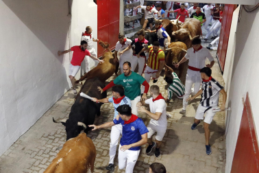 Foto del pisotón que ha dejado en la UCI a un corredor del cuarto encierro de San Fermín 2026
